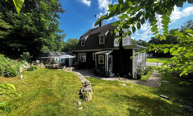 Johnston Otro | Modern & Spacious Colonial Near Downtown Providence & Brown University - 9 min