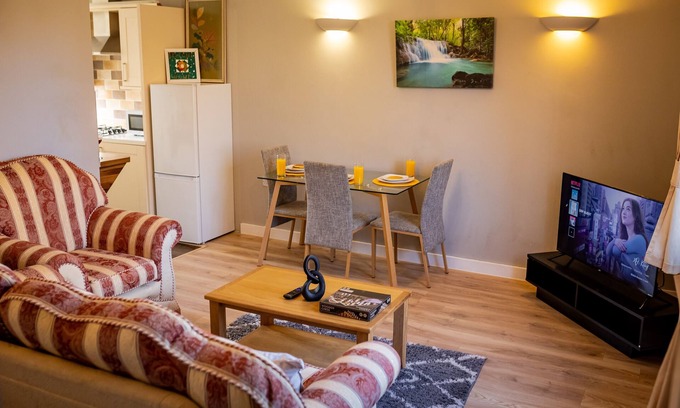 Wolverhampton Apartamento | Modern Spacious 2 Bed Apartment Wolverhampton with Free Secure Parking
