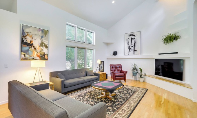 Granger Casa | Modern & Spacious Home - 6 Mi to Dtwn South Bend