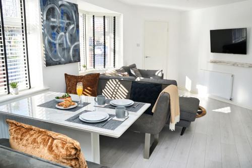 Manchester Casa | Modern, Spacious Home Near City Centre, Workspace & WiFi,