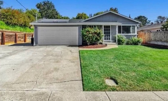 Vine Hill Casa | Modern Spacious Home with Yard