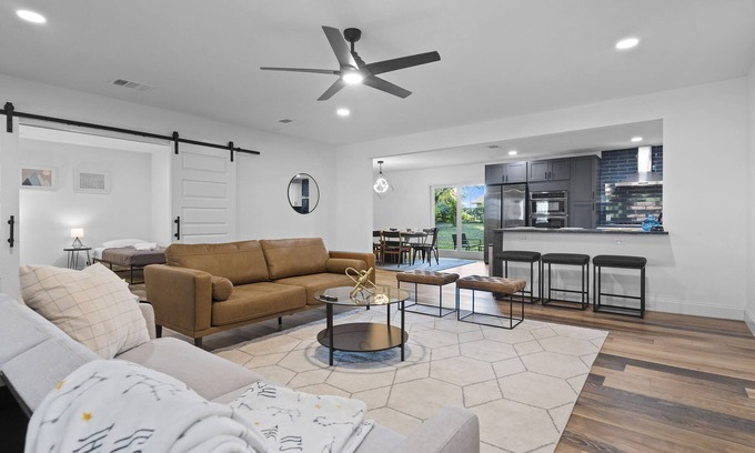 East MLK Casa | Modern Spacious min to Downtown/Domain *King Bed*
