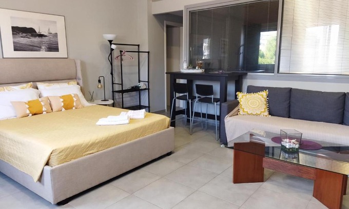 Saronikos Apartamento | Modern & Spacious , Near Airport, Queen Bed, Pkg