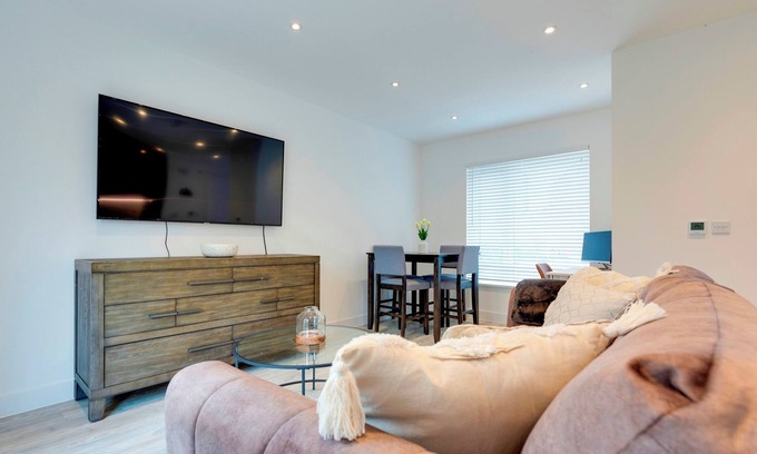 Cambridge Casa | Modern Spacious Townhouse, Free Parking EV Station| Pass the Keys