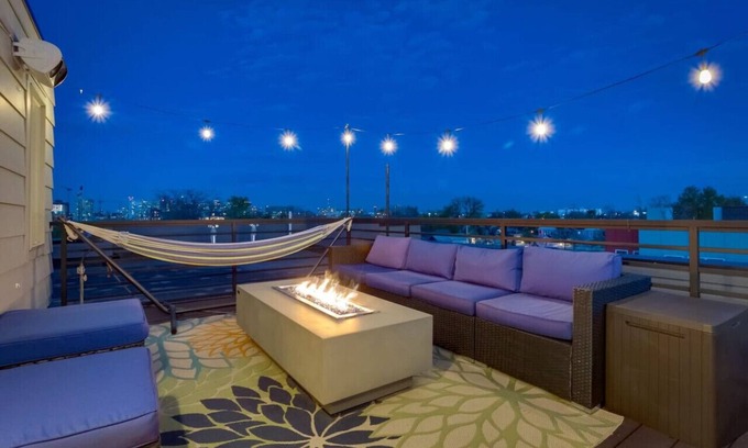 Lincoln Park Casa | Modern, Spacious Townhouse Blocks from Downtown