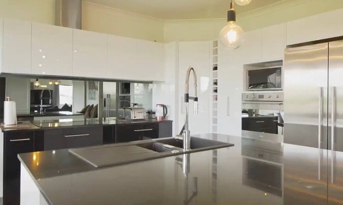 Te Rapa Apartamento | Modern & Spacious Upper Level Apartment with views