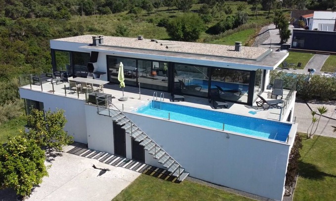 Alcobaca Villa | Villa tranquila en alquiler en una ladera verde, con piscina privada