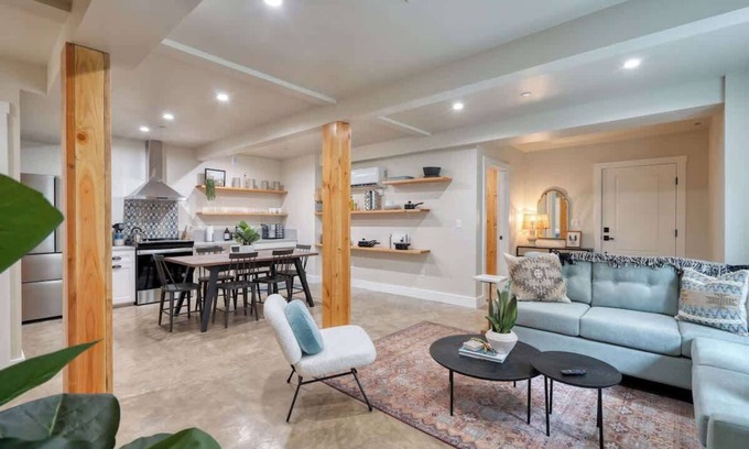 Mississippi District Apartamento | Modern Spanish 3BR | Steps to Mississippi