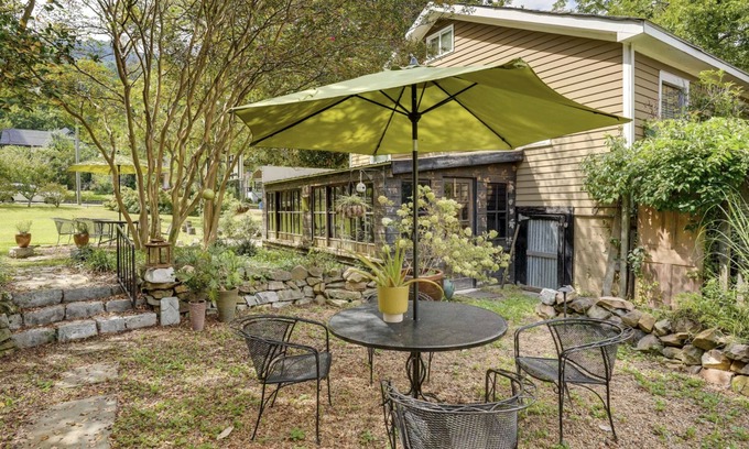 St. Elmo Improvement League Casa | Modern St. Elmo Cottage - basketball court & fire pits!