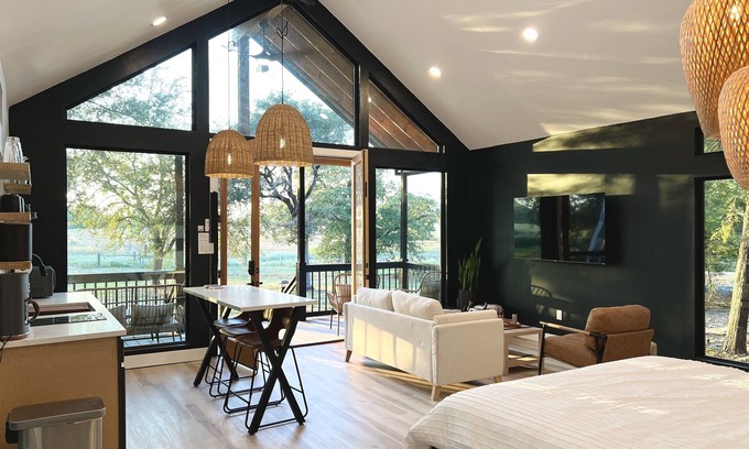 Cedar Creek Cabina | Modern stay on a relaxing ranch with friendly animals to pet and feed.