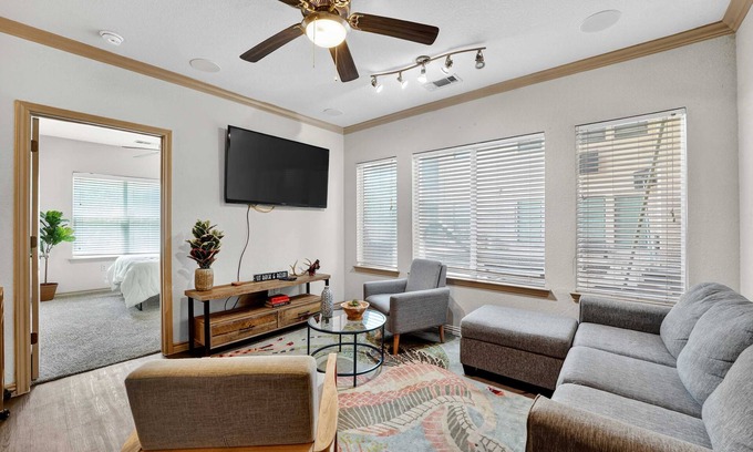 West Campus Apartamento | Modern Stay W/Resort-Style Perks | 0.7 Mi from UT!