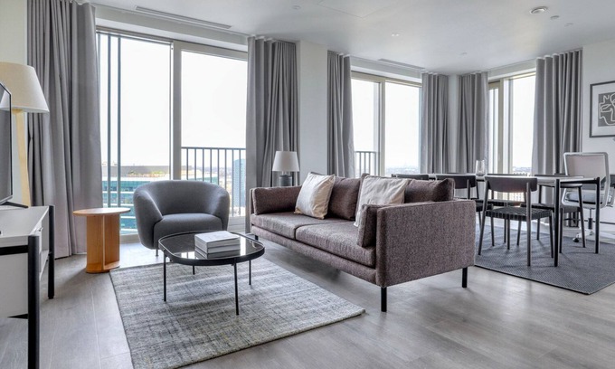 Stratford and New Town Apartamento | Modern Stratford 2BR w/ Security & Gym, nr Train Station, by Blueground