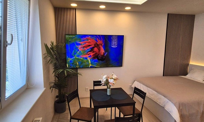 Pankrac Apartamento | Modern Studio with 75″ TV and Fast Wi-Fi Near Metro and Vyšehrad