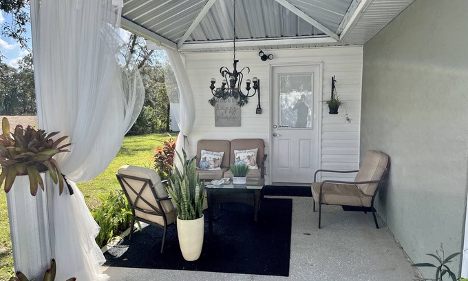 Spring Hill Apartamento | Modern studio apartment with covered outside seating area