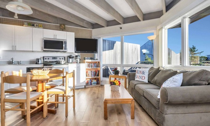 Napeague Apartamento | Modern Studio Apt w/ Balcony & Pool View | 1 BTH