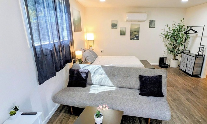 South Natomas Apartamento | Modern Studio Escape - Perfect Location