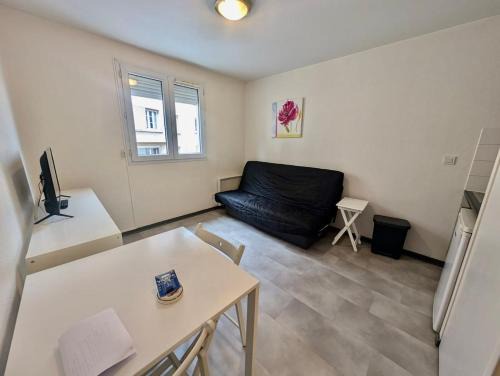 Secteur 1 Apartamento | Modern Studio - Free Parking, Near Train Station & Downtown