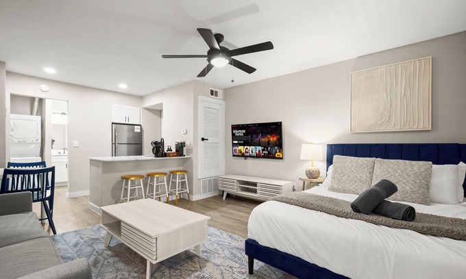 Allandale Apartamento | Modern Studio in Austin - Fast WiFi + Washer/Dryer
