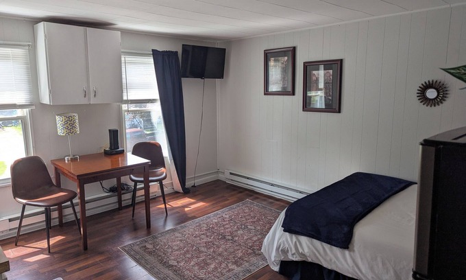 Oswego Apartamento | Modern Studio in Oswego - Walk to Lake & Shops