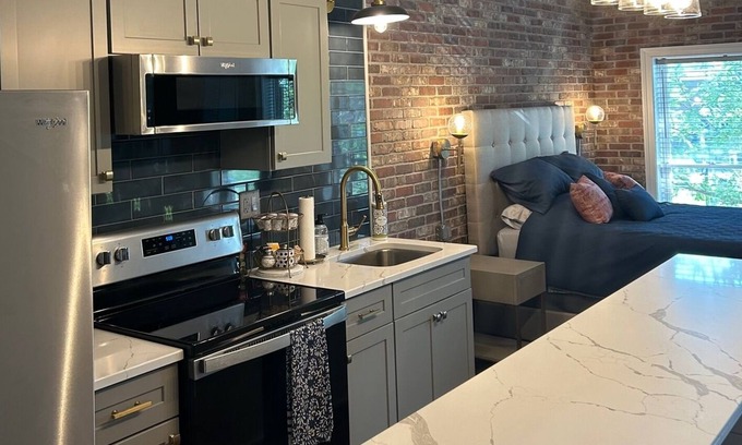 East Dundee Apartamento | Modern studio loft located in the heart of the Culinary District in East Dundee!
