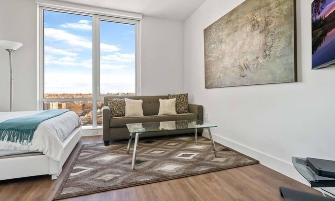White Plains Apartamento | Modern Studio | Upscale Amenities | Kitchen & Laundry