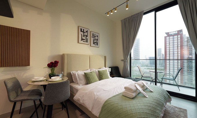 Jumeirah Village Circle Apartamento | Modern Studio with Balcony Views of FIVE Hotels