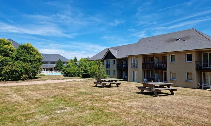 Equemauville Apartamento | modern studio with pool near Honfleur