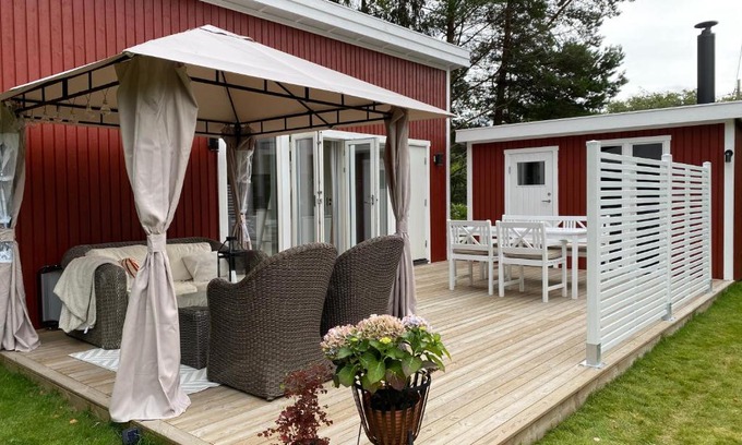 Listarum Casa | Modern stuga med 1 sovrum och 1 sovloft med stor terrass och vedeldad bastu mitt på Österlen