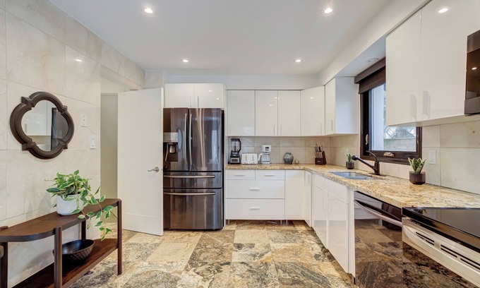 Burlington Casa | Modern Stylish 5BR Home with Gazebo/BBQ/Parking