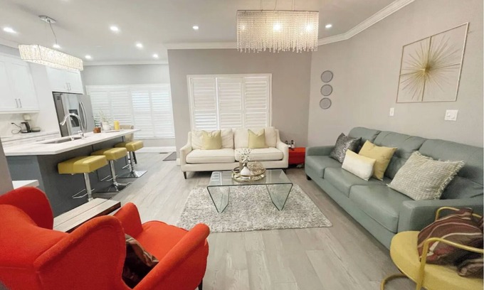 Churchill Meadows Casa | Modern & Stylish Fully Furnished 5 Bedroom Home