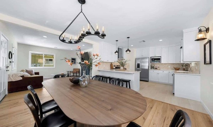 Mission Hills Casa | Modern & Stylish Mission Hills Neighborhood Escape