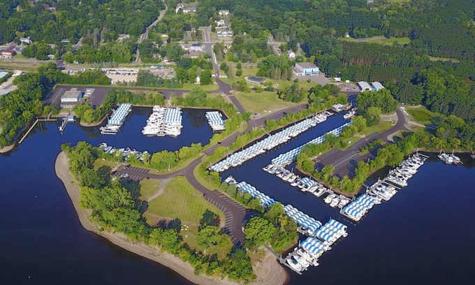 Afton Apartamento | Modern Suite in Downtown Afton, 5min to skiing, hiking, riverboating & more!