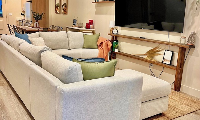 Ephraim Apartamento | Modern Suite-Luxe King Bed-Soda Bar & 85” Smart TV