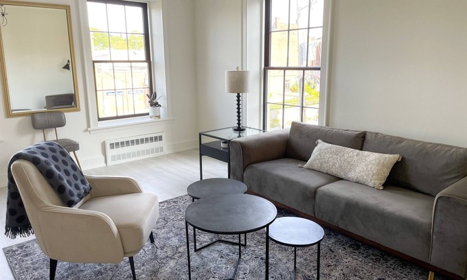 Port Hope Apartamento | Modern Suite on the River