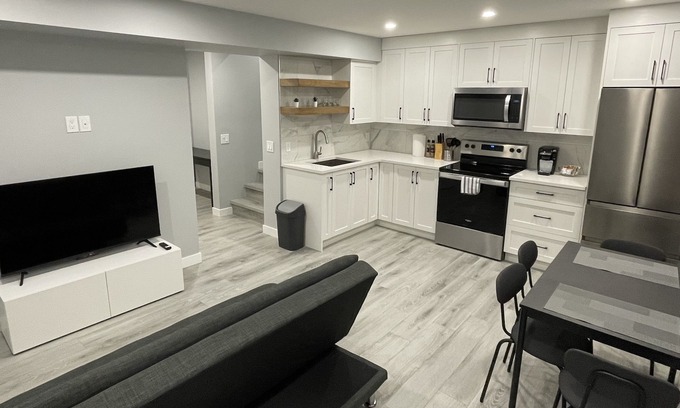 Calgary Apartamento | Modern Suite w/ Private Entrance-Close to Airport