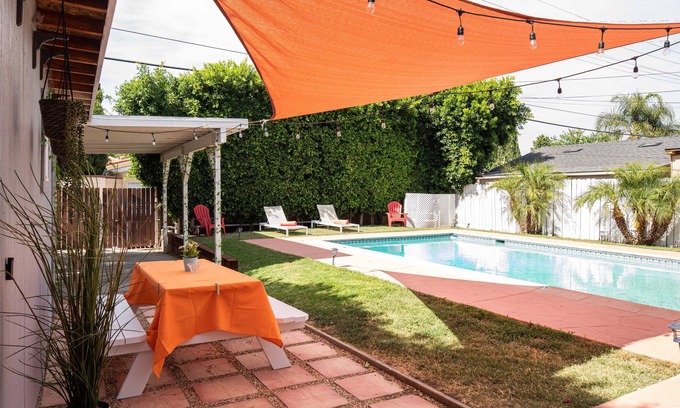 Encino Casa | *Modern, Sunny, Great Location- Pool/BBQ/Firepit!*