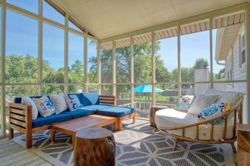 West Newton Casa | Modern-Sunroom-15min to DwnTwn-Grps-Kids-Firepit