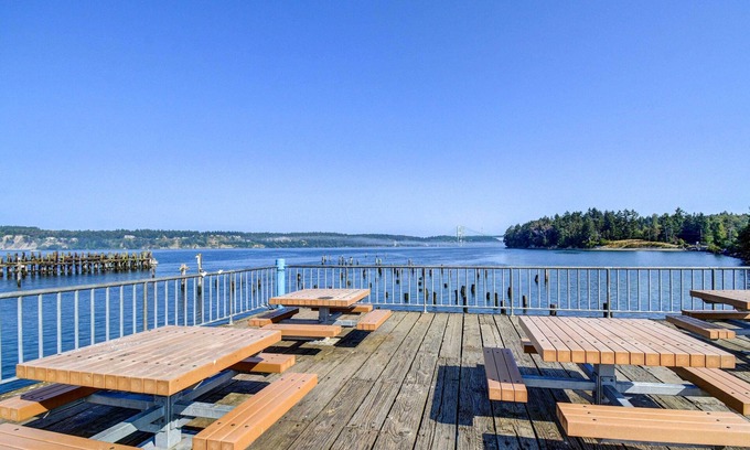 West End Casa | Modern Tacoma Home: Fire Pit, Walk to Beach!