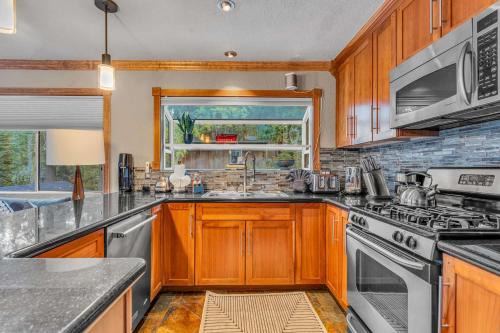 Timberland Casa | Modern Tahoe Retreat with Grill Walk to Beach