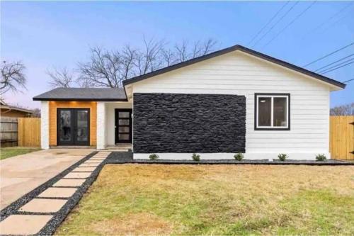 Sweetbriar Casa | Modern Texan sized Home - 4 bed 3 bath