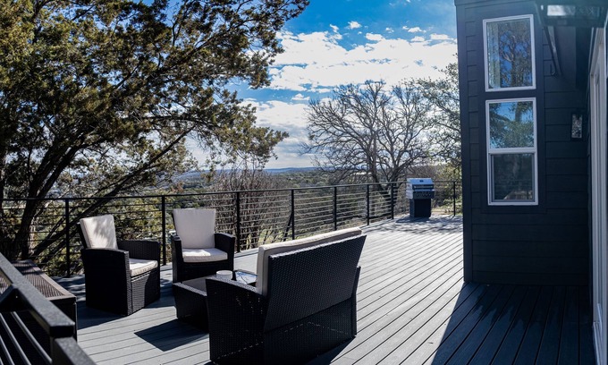 Council Creek South Casa | Modern Texas Hill Country Retreat. Minutes to lakes, hiking, wineries, and bars!