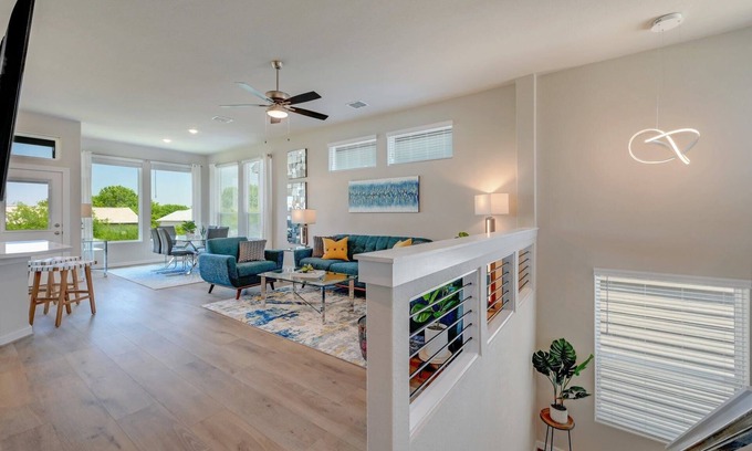 San Antonio Casa | Modern Texas Home 3BR/2.5BA, Six Flags, UTSA, RIM.