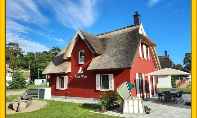 Zirchow Casa | Modern thatched Baltic Sea holiday home on Usedom with sauna, fireplace & sun terrace