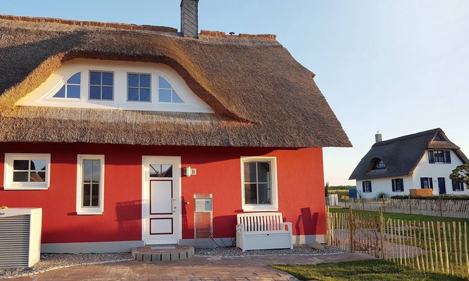 Zierow Casa | Moderna y clásica casa de caña Elve; con sauna y terraza