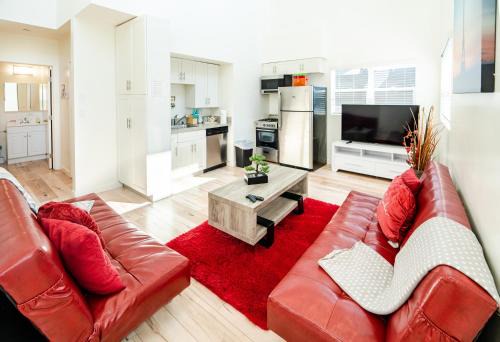 Wilshire Apartamento | Modern Three Bedroom Loft with 3 Levels sleep 10 ppl in Hollywood
