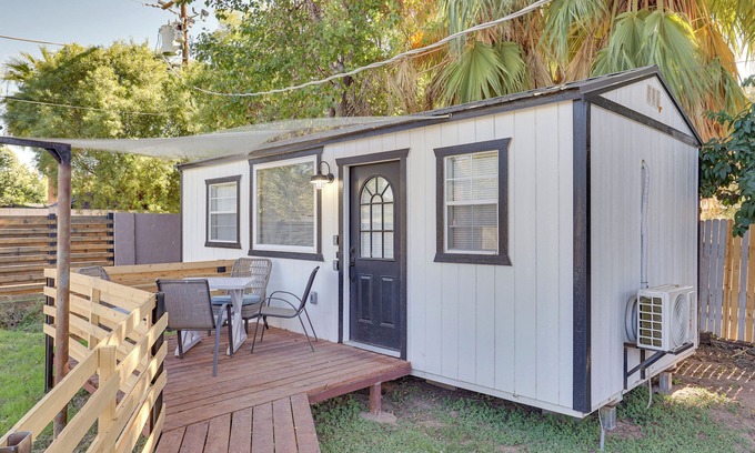 Camelback East Apartamento | Modern Tiny Home ~ 5 Mi to Downtown Phoenix!