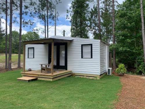 Eastman Complejo | Modern tiny house -hidden away just outside of town