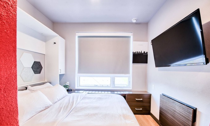 University District Casa | ⭐ Modern Tiny Studio 🌃 Free Parking, Hot Tub, Fitness Center, TV, WiFi, & More!