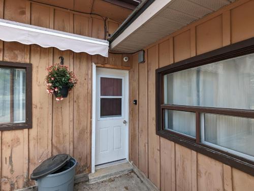 Wasaga Beach Casa | Modern Tiny Wood Cottage 0