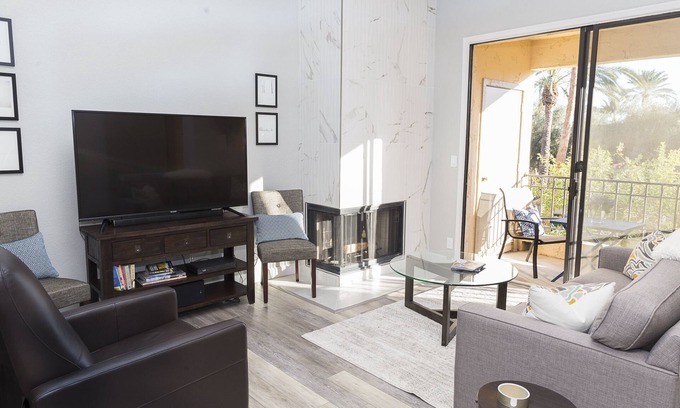 Scottsdale Ranch Condominio | Unidad moderna en la esquina del piso superior con vista a la piscina
